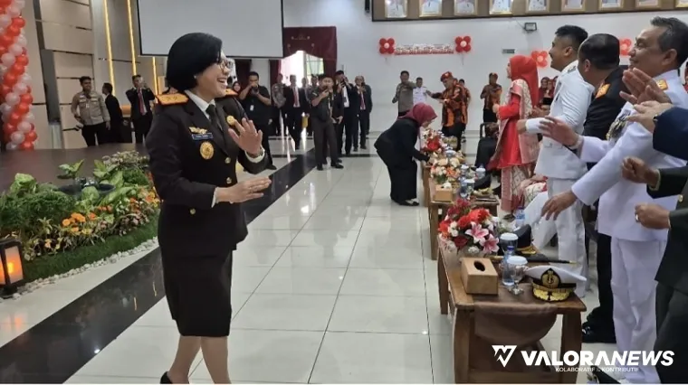 Kajati Sumbar, Yuni Daru Winarsih memimpin tarian mengiringi alunan syair Tabola Bale yang mewarnai penutupan HUT RI ke-80 usai menyaksikan siaran langsung dari auditorium gubernuran, Ahad. (humas)