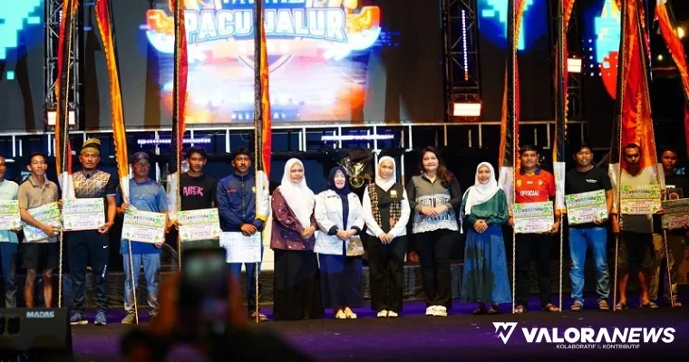 Pemenang Pacu Jalur 2025 foto bersama di atas panggung utama diacara penutupan, Ahad malam. (humas)
