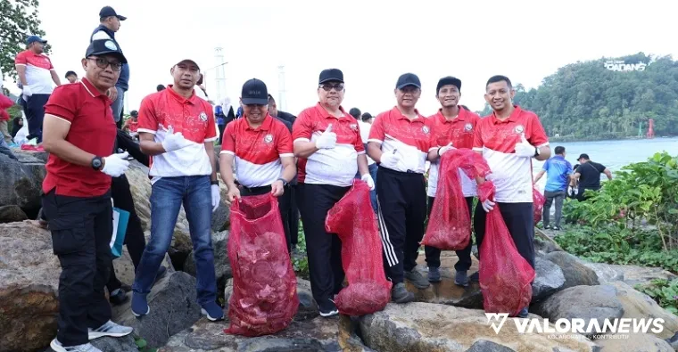 Ketua DPRD Sumbar, Muhidi bersama unsur Forkopimda, ikut kegiatan bersih pantai di batu pemecah ombak (grib) sekitar Masjid Al Hakim di Kecamatan Padang Selatan, Sabtu. (humas)