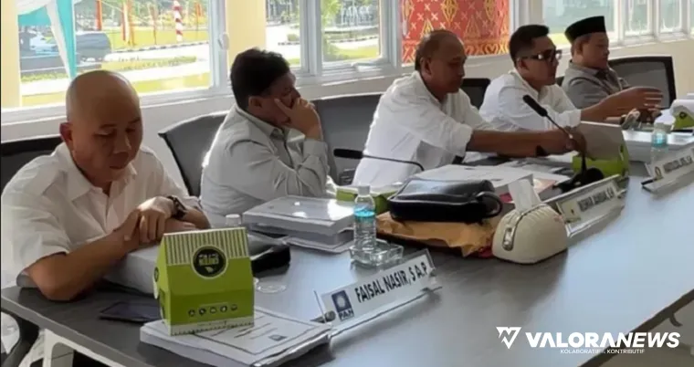 Personel Pansus II DPRD Padang saat pembahasan dengan mitra kerja, Perumda AM Padang terkait pembahasan KUA PPAS Tahun 2026, Kamis. (humas)