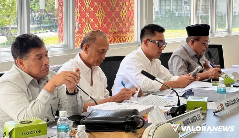 Ketua Pansus II KUA PPAS Padang Tahun 2026, Rachmad Wijaya pimpin rapat pembahasan bersama mitra kerja, Rabu. (humas)