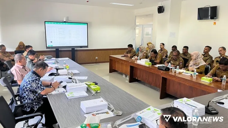 Ketua Pansus III DPRD Padang, Helmi Moesim memimpin rapat pembahasan KUA PPAS Tahun 2026 bersama mitra kerja, Selasa. (humas)