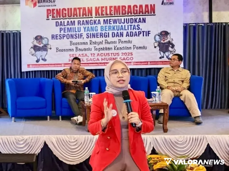 Neni Nur Hayati, Direktur Democracy and Electoral Empowerment Partnership (DEEP) Indonesia, pemateri dalam diskusi bersama Bawaslu Kabupaten Pesisir Selatan, Sumatera Barat, di Sago, Painan, Selasa (12/8/2025). FOTO: tusrisep