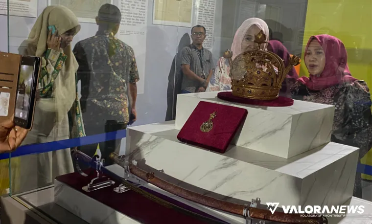 Warga mengamati mahkota Sultan Siak berikut pedang dan ornamen lainnya, yang dipamerkan pada ajang Pekan Budaya Melayu Serumpun 2025. (humas)