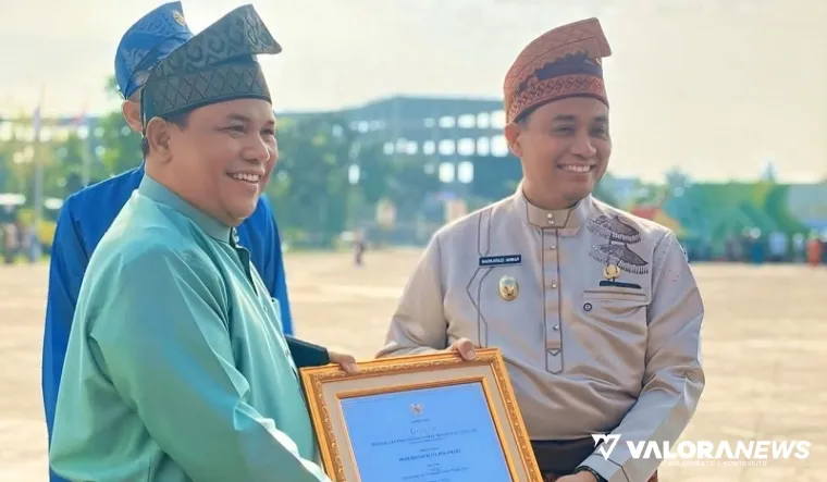 Wakil Gubernur Riau, Sofyan Franyata Hariyanto serahkan penghargaan pada Wakil Wali Kota Pekanbaru, Markarius Anwar pada apel peringatan Hari Jadi ke-68 Provinsi Riau, di Pekanbaru, Sabtu. (humas)