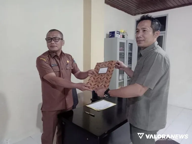 Gestrojoni, Kaban Kesbangpol Pessel yang juga Ketua TPP &amp; SC Musorkab KONI, Ketua Cabor Gulat, menyerahkan Formulir Pendaftaran kepada Rodi Chandra, Ketua Cabor Sepatu Roda setempat, Selasa (5/8/2025). FOTO: Humas KONI Pessel