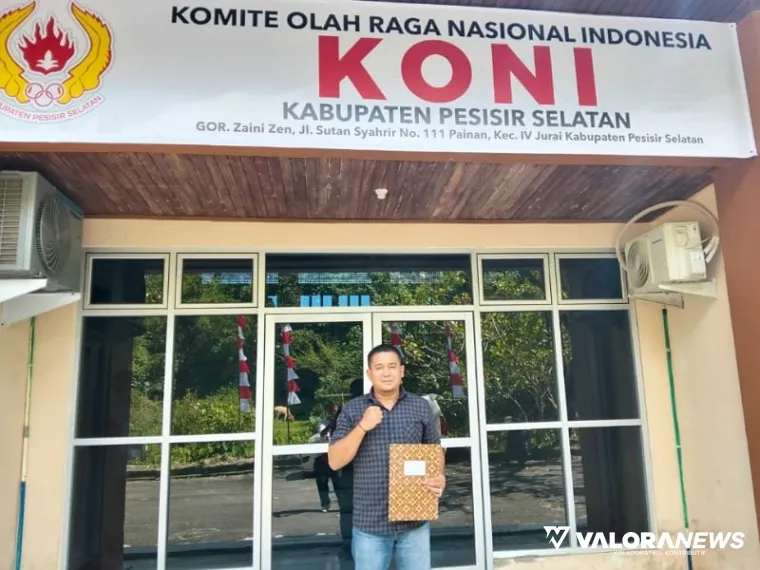 Febi Maha Putra a.k.a Kobe, mengambil formulir pendaftaran pertama, sebagai Bakal Calon Ketua KONI Pessel periode 2025 - 2029, di Kantor KONI Pessel, Senin (4/8/2025). FOTO: tusrisep