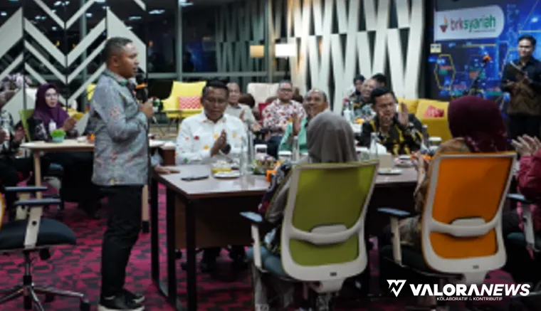 Gubernur Riau, Abdul Wahid menyampaikan sambutannya usai momentum penandatanganan MoU antara Pemerintah Provinsi Riau dan BRK Syariah di Ruang Shariah Digital Center BRK Syariah, Pekanbaru, Kamis. (humas)