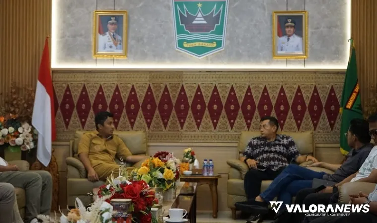Wakil Gubernur Sumbar, Vasko Ruseimy terima kunjungan Direktur PNP, Surfa Yondri dan jajaran, di ruang kerjanya, Rabu. (humas)