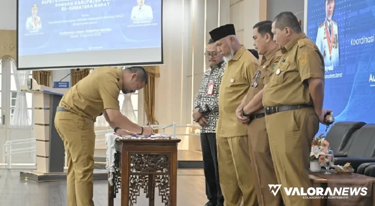 Gubernur Sumbar, Mahyeldi saksikan pimpinan OPD tanda tangan kontrak kerja penerapan SPM usai kegiatan Rakor bersama seluruh pemerintah kabupaten dan kota se-Sumatera Barat di auditorium gubernuran Sumbar, Selasa. (humas)