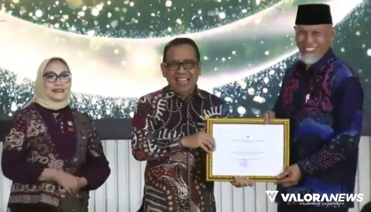 Gubernur Sumbar, Mahyeldi menerima penghargaan Provila 2025 dari Menteri Koordinator Bidang Pembangunan Manusia dan Kebudayaan, Pratikno didampingi Menteri PPPA, Arifatul Choiri Fauzi di Jakarta, Jumat. (humas)