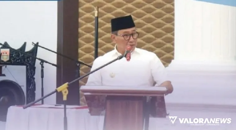 Wako Bukittinggi, Ramlan Nurmatis memberikan arahan pada pelantikan pengurus Forum Kota Sehat usai pelantikan di Balairung Rumah Dinas Wali Kota, Kamis. (humas)