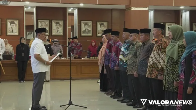 Wali Kota Bukittinggi, Ramlan Nurmatias mengukuhkan pengurus LPTQ periode 2025-2030 di Aula Balai Kota Bukittinggi, Ahad. (humas)