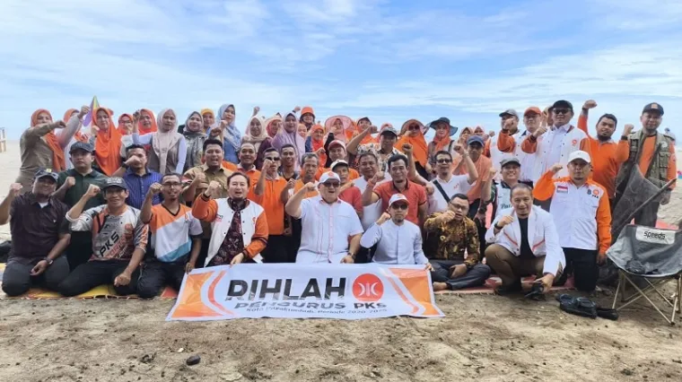 Sekretaris Jenderal DPP PKS, Muhammad Kholid, Ulyadi (Ketua DPW) dan jajaran pengurus lainnya, foto bersama dengan pengurus PKS Payakumbuh 2020-2025 usai kegiatan rihlah di Pantai Pasir Jambak, Sabtu. (humas)