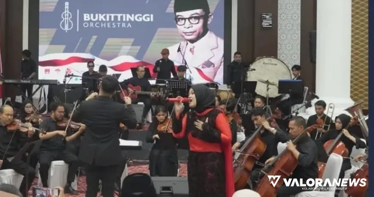 Pagelaran Bukittinggi Orchestra menampilkan lagu &quot;Nyiak Hatta&quot; ciptaan Edi Elmitos pada Peringatan 123 Tahun Bung Hatta di Bukittinggi, Selasa malam. (humas)