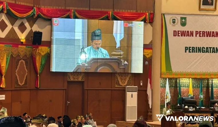 Ketua DPRD Riau, Kaderismanto didampingi para wakil ketua dan Gubernur Riau, Abdul Wahid pada rapat paripurna istimewa peringatan Hari Jadi Riau ke-68, Sabtu. (humas)