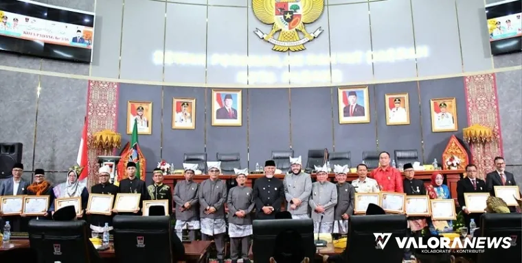 Ketua DPRD Padang, Muharlion bersama Fadly Amran (Wako), Maigus Nasir (Wawako), Mahyeldi (gubernur Sumbar) dan para wakil ketua, foto bersama dengan 12 orang tokoh penerima Pin emas dalam rangka HJK Padang ke-356 tahun 2025, Kamis. (humas)