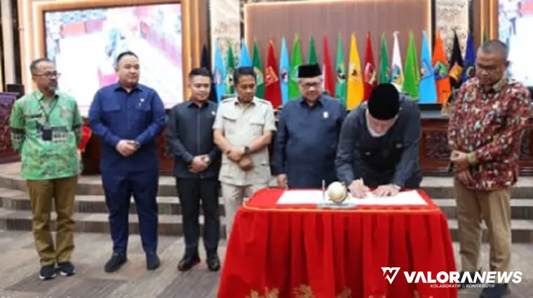 Gubernur Sumbar, Mahyeldi menandatangani kesepakatan Perubahan KUA PPAS Tahun 2025 dalam sidang paripurna DPRD Sumbar, Kamis. (humas)