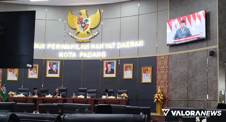 Ketua DPRD Padang, Muharlion didampingi para wakil ketua, memimpin sidang paripurna dengan agenda mendengarkan pidato kenegaraan Presiden Prabowo Subianto di MPR RI, Jumat. (mangindo kayo)