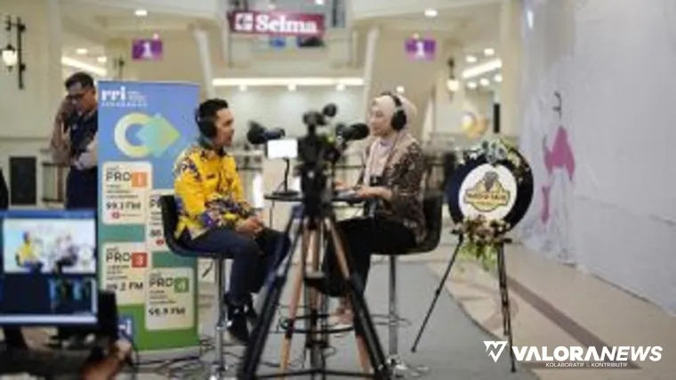 Plt Kadisdik Riau, Erisman Yahya saat melakukan podcast radiotalk bersama RRI Pekanbaru, di Mal Pekanbaru, Kamis. (humas)