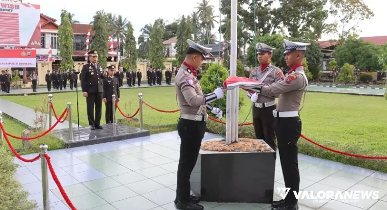 Kapolres Pasaman Barat, AKBP Agung Tribawanto memimpin upacara HUT RI ke-80 di halaman Mapolres, Ahad. (humas)