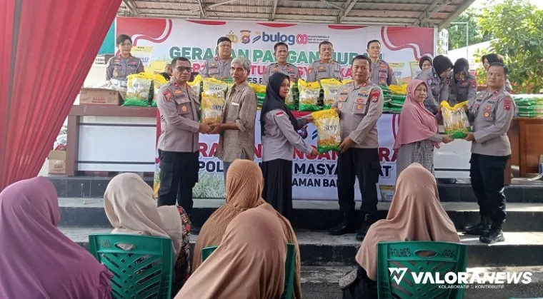 Kapolres Pasaman Barat, AKBP Agung Tribawanto menyerahkan beras SPHP pada warga di kegiatan gerakan pangan murah, Kamis. (robbi irwan)