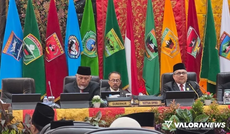 Ketua DPRD Sumbar, Muhidi didampingi Mahyeldi (gubernur) pada rapat paripurna dengan agenda mendengarkan pidato Presiden RI pada Sidang Tahunan MPR RI serta Sidang Bersama DPR RI dan DPD RI Tahun 2025, Jumat. (humas)