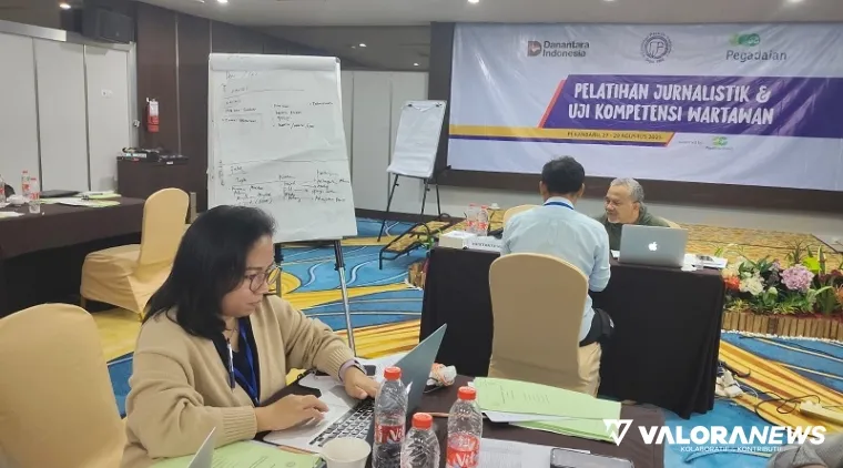 Salah seorang peserta UKW yang digelar LPDS di Pekanbaru, Maria Goldameir Mektania saat menerjakan salah satu materi uji, Jumat. (veby rikiyanto)
