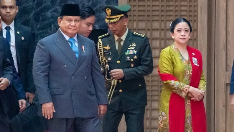Ketua DPR RI, Puan Maharani bersama Presiden Prabowo Subianto memasuki ruang transit jelang Sidang Tahunan MPR RI 2025 dan Sidang bersama DPR RI dan DPD RI 2025 di Kompleks Parlemen, Senayan, Jakarta. (humas)