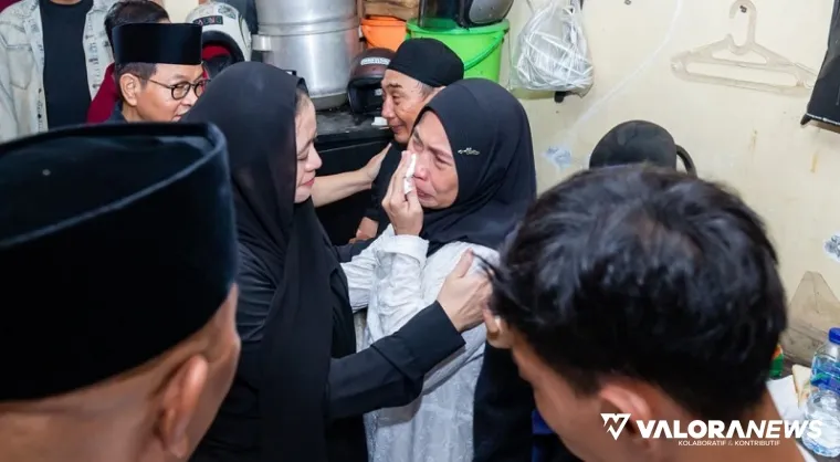 Ketua DPR RI, Puan Maharani menenangkan orang tua Affan Kurniawan, pengemudi ojek online (ojol) yang meninggal dilindas kendaraan taktis (Rantis) Barakuda Brimob, saat bertakziah, Sabtu siang. (humas)