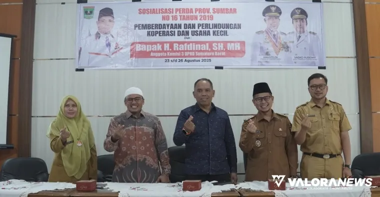 Anggota DPRD Sumbar, Rafdinal bersama Ibnu Azis (Wawako Bukittinggi), Arnis Malin Palimo (anggota DPRD Bukittinggi), sosialisasikan Perda Pemberdayaan dan Perlindungan Koperasi dan Usaha Kecil itu, di Kantor Camat Guguk Panjang, Bukittinggi, Senin. (humas