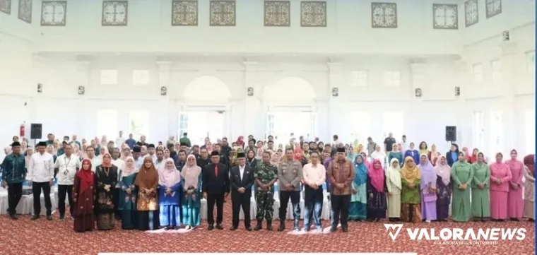 Wako Bukittinggi, Ramlan Nurmatias foto bersama dengan pengurus Dekranasda, GOW, LKKS dan Forikan Bukittinggi usai pelantikan di rumah dinas wali kota, Jumat. (humas)