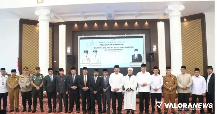 Wali Kota Bukittinggi, Ramlan Nurmatias didampingi Ketua MUI Sumbar, Ketua Baznas dan jajaran, foto bersama pimpinan Baznas Bukittinggi periode 2025-2030 usai pelantikan, Senin. (humas)