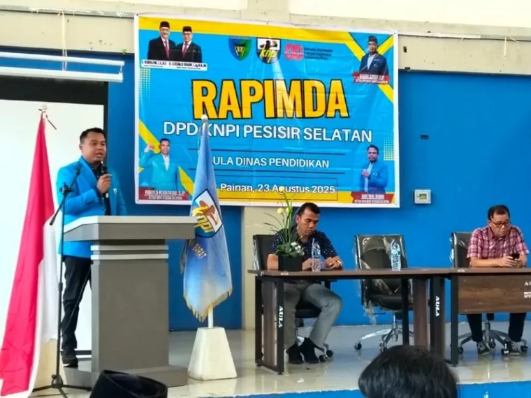 Joni Wal Ardin, Ketua DPD KNPI Pessel, di Rapimda ke - XV, di Gedung Pertemuan Kantor Dinas Pendidikan &amp; Kebudayaan setempat, di Painan, Kecamatan IV Jurai, Sabtu (23/8/2025). FOTO: tusrisep