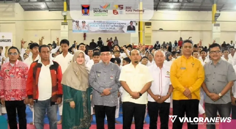 Wakil Wali Kota Padang, Maigus Nasir didampingi Muharlion (Ketua DPRD yang juga Ketua Pengcab Perkemi Padang) foto bersama para sensei dan kenshi usai pembukaan Kejuaraan Kempo Wali Kota Cup di Padang, Jumat sore. (humas)
