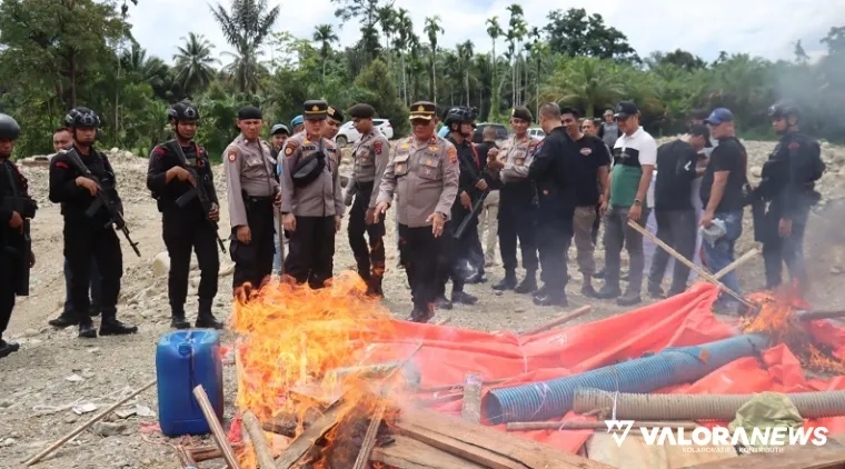 Tim gabungan Polda Sumbar dan Polres Pasbar, membakar satu buah box penyaring emas yang terbuat dari kayu saat penertiban Peti di sungai Batang Batahan, Jorong Aek Nabirong, Nagari Batahan, Kecamatan Koto Balingka. (humas)