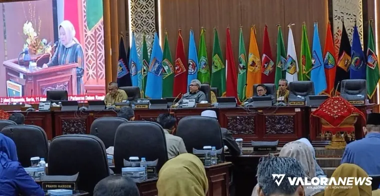 Ketua DPRD Sumbar, Muhidi memimpin rapat paripurna dengan agenda penyampaian pandangan umum fraksi-fraksi terhadap Perubahan APBD Sumbar Tahun 2025 dan Ranperda Penyertaan Modal, Senin. (humas)