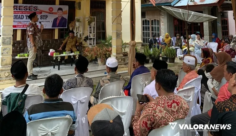 Anggota DPRD Sumbar, Muhammad Yasin menyerap aspirasi warga Nagari Lurah Ampalu, Kecamatan VII Koto Sungai Sariak, Senin. (humas)