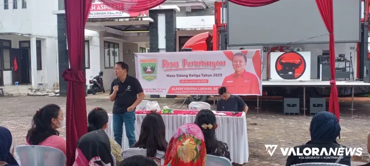Anggota DPRD Sumbar, Albert Hendra Lukman berdialog dengan warga Padang tentang program PIP pada kegiatan reses perorangan, di Padang, Sabtu. (humas)