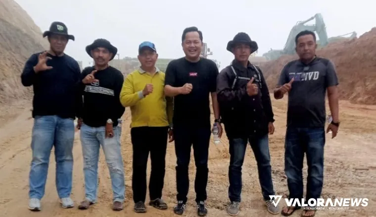 Anggota DPRD Sumbar, Doni Harsiva Yandra didampingi tokoh masyarakat, meninjau lokasi pembangunan Jalan Tembus Bayang-Alahan Panjang dalam kegiatan reses perorangan. (istimewa)