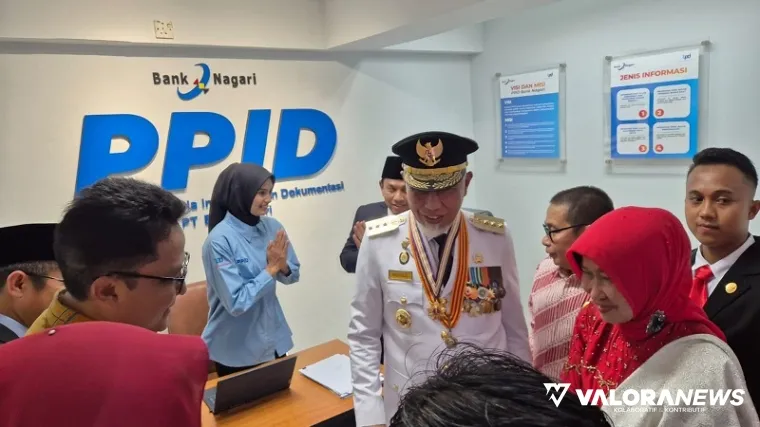 Gubernur Sumbar, Mahyeldi didampingi Musfi Yendra (Ketua KI Sumbar) dan jajaran Pemprov Sumbar, saat peresmian Ruang PPID Bank Nagari di Kantor Pusat Bank Nagari, di Padang, Ahad. (humas)