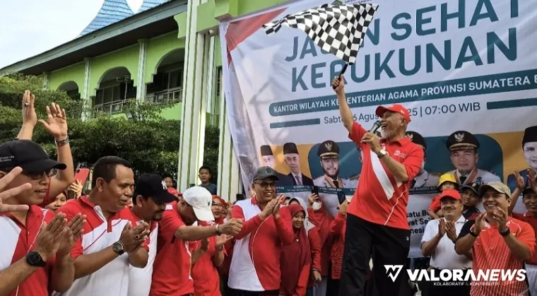Gubernur Sumbar, Mahyeldi mengibaskan bendera start sebagai tanda dimulainya kegiatan Jalan Sehat Kerukunan yang digelar Kanwil Kemenag Sumbar, memeriahkan HUT ke-80 Kemerdekaan Republik Indonesia, Sabtu. (humas)