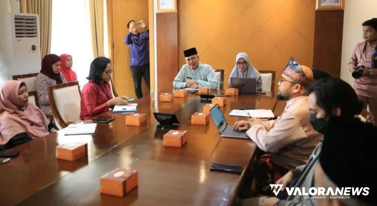 Pj Sekdaprov Riau, M Job Kurniawan dengarkan paparan Dirut RSUD Arifin Ahmad, drg Wan Fajriatul sekaitan transformasi layanan yang akan dilakukan, Kamis. (humas)