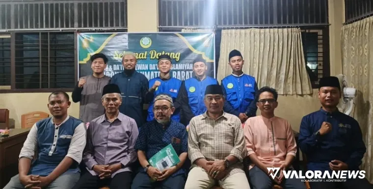 Pengurus Dewan Da&#039;wah Sumbar foto bersama dengan sebagian dai yang akan ditugaskan di daerah pedalaman Sumbar, pada sesi penyambutan di di Gedung Islamic Centre Al Quds, Air Tawar, Kamis malam. (istimewa)