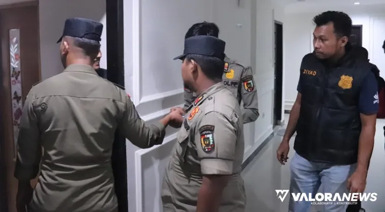 Personel Satpol PP Pekanbaru, menjaring belasan orang pria dan puluhan wanita terjaring dalam Operasi Penyakit Masyarakat (Pekat), Jumat dinihari. (humas)