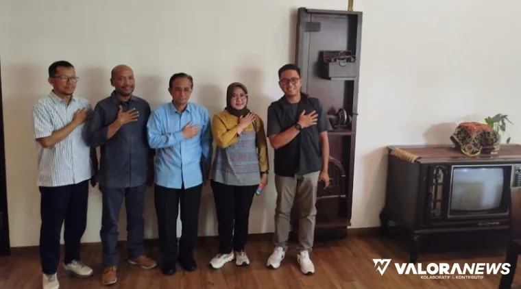 Staf Khusus Menteri Bidang Diplomasi Budaya dan Hubungan Internasional Kementrian Kebudayaan, Annisa Rengganis bersama Undri (Direktur Promosi Kebudayaan) serta dewan pengarah simposium, usai berikan keterangan pada wartawan di Padang, Sabtu siang.