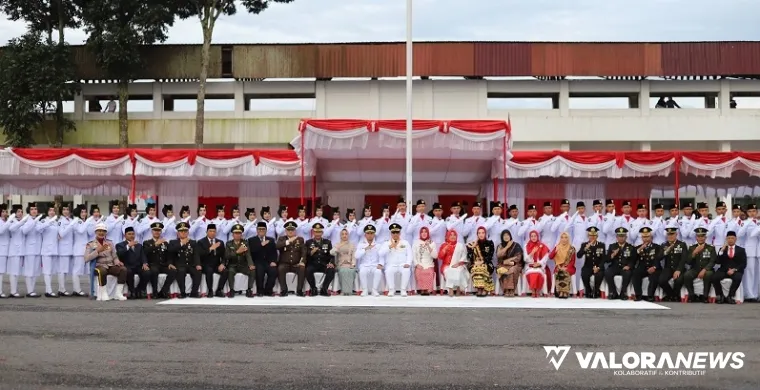 Wako Padang Panjang, Hendri Arnis, Alex Saputra (Wawako), jajaran Forkopimda dan pimpinan OPD, foto bersama dengan Paskibra yang bertugas di Upacara HUT ke-80 RI di Lapangan Bancah Laweh, Ahad. (humas)