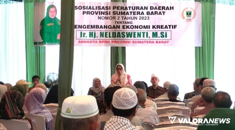 Anggota DPRD Sumatera Barat, Neldaswenti jadi narasumber pada sosialisasi Sumatera Barat No 2 Tahun 2023 di Desa Santua, Kecmatan Barangin, Ahad. (humas)