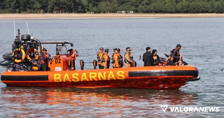 Wagub Sumbar, Vasko Ruseimy menaiki rigid inflatable boat (RIB) pada latihan gabungan Kesiapsiagaan Kecelakaan Kapal tingkat Sumatera di Pelabuhan Bungus, Selasa. (humas)