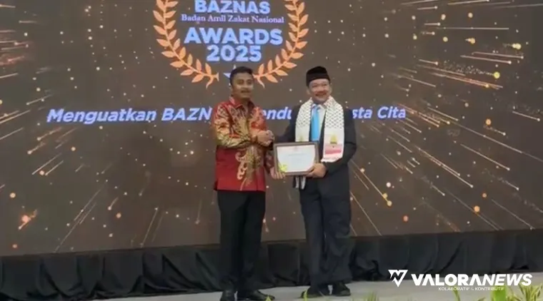 Wakil Gubernur Sumbar, Vasko Ruseimy menerima penghargaan BAZNAS Awards 2025 kategori Kepala Daerah Pendukung Gerakan Zakat Indonesia di Jakarta, Kamis. (humas)